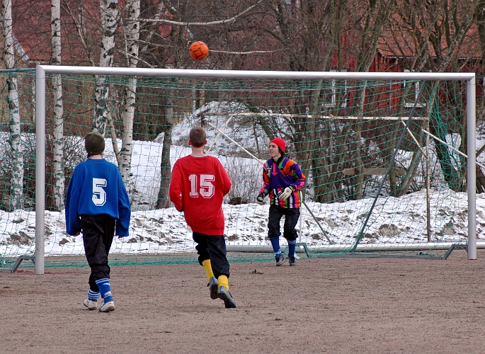 2006_0401_14.JPG - ........ som han slår in i bortre krysset