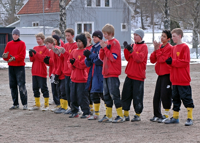 2006_0401_16.JPG - Södrakillarna tackar för matchen