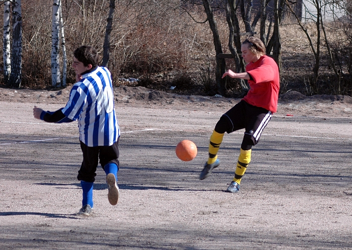 2006_0415_01.JPG - Ted Harju Rensar undan i försvaret