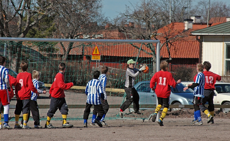 2006_0415_08.JPG - Forsby's målvakt plockar ner en frispark