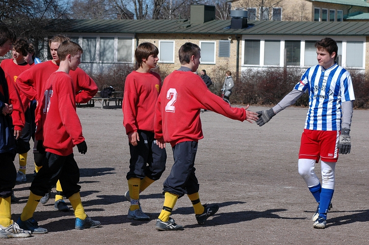 2006_0415_16.JPG - Spelarna tackar varandra efter matchen