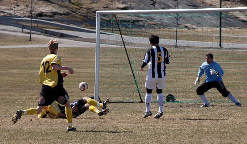 2006_0422_02.JPG - Här gör Södra 1-0 genom nr.11 Edin Resulovic (liggandes)