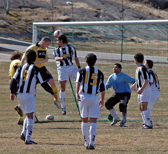 2006_0422_04.JPG - Här nickar Södra's nr.17 Gustav Gustavsson in ledningsmål 2-1 för ASIF