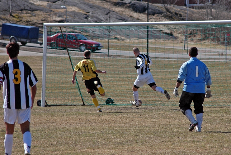 2006_0422_05.JPG - Nära att Södra utökar sin ledning, målvakten är överspelad men en Juventus back rensar på mållinjen