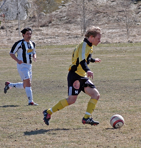 2006_0422_10.JPG - Nr.14 Jakob Fransson driver upp tempot på mittfältet