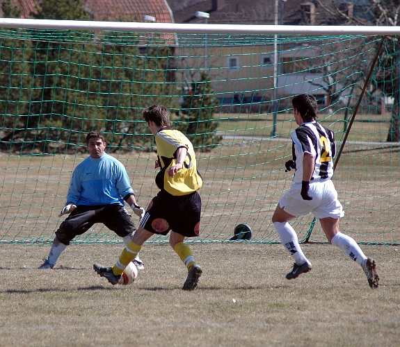 2006_0422_14.JPG - Nr.15 Ken Jansson gör ett av sina mål