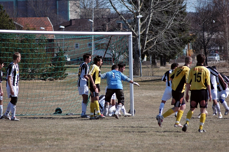 2006_0422_21.JPG - Tilltrasslad situation efter en frispark för Södra