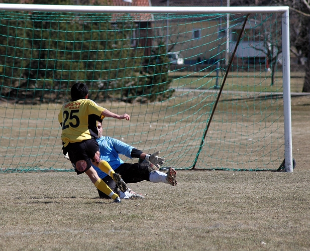 2006_0422_22.JPG - Nr.25 Erick Dominquez faställer slutresultatet till 7-1 för Arboga Södra