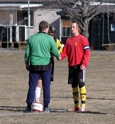 2006_0422_01.JPG - Lagkaptenerna hälsar på domaren