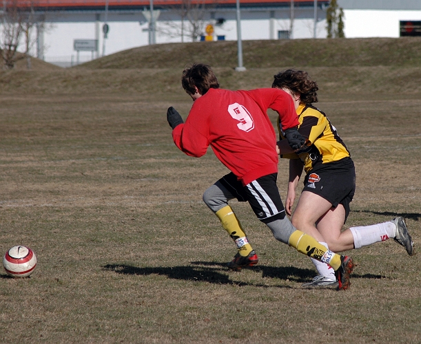 2006_0422_03.JPG - Södras nr.9 Roy Jansson var på hugget idag, det blev 3 mål för hans del