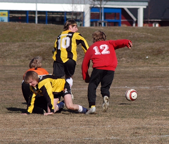 2006_0422_05.JPG - Västerås IK's försvar har jämt göra med södras nr.12 Anton Rudengård