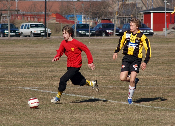 2006_0422_07.JPG - Södras Anton Ryberg hinner före en västeråsförsvarare