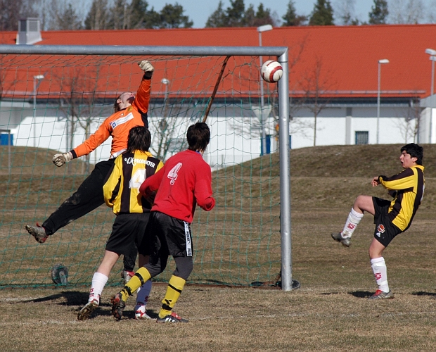 2006_0422_09.JPG - Här är det nära ett ledningsmål för Södra