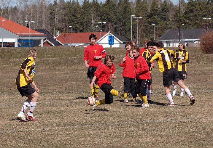 2006_0422_15.JPG - Södras Jonatan Larsson slår hål i luften