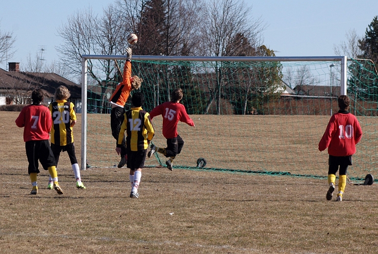 2006_0422_17.JPG - Södra fortsätter att trumma på i 2:a halvlek