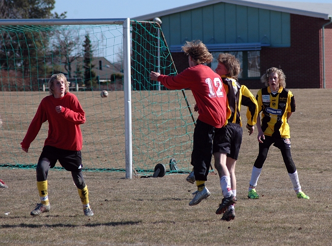 2006_0422_18.JPG - Oskar Persson och Anton Rudengård i samarbete