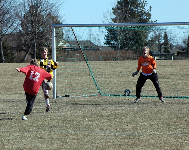 2006_0422_19.JPG - Nr.12 Anton Rudengård trycker till bollen på volley upp i högra krysset, 4-0 till Södra