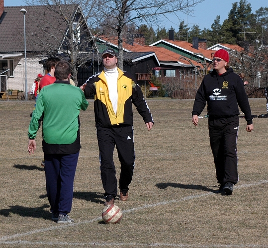 2006_0422_21.JPG - Tränarna tackar domaren för matchen