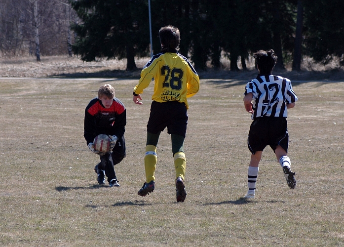 2006_0422_06.JPG - Surahammars målvakt hinner före nr.28 Olle Andersson på bollen