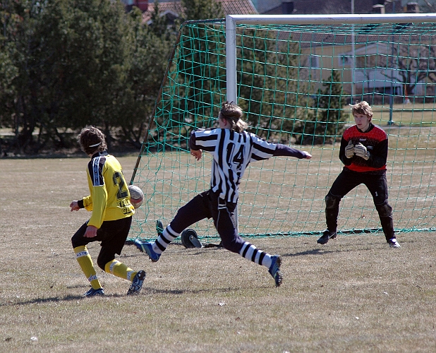 2006_0422_08.JPG - En sista södrachans men bollen gick utanför