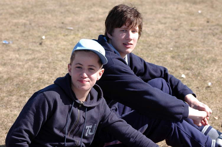 2006_0422_10.JPG - Johan Urtubia och Jocke Bohman från södras J1 trivdes i solen