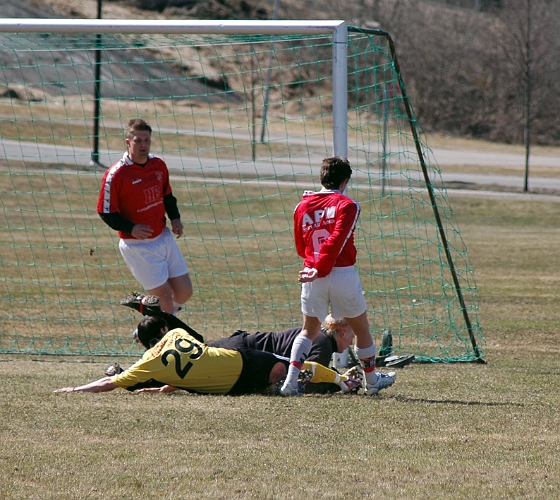 2006_0423_02.JPG - Nr.29 Jonas Bergström tvingar Nyckelby's målvakt till ett ingripande