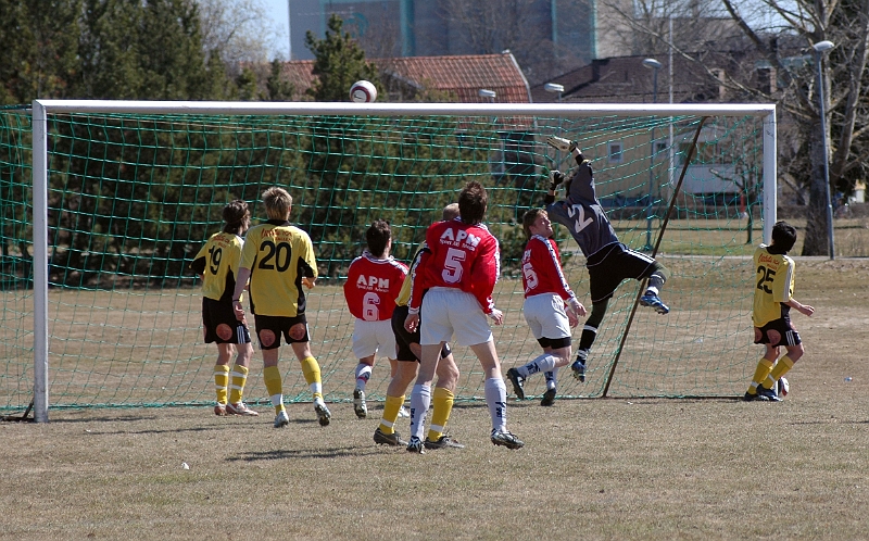 2006_0423_06.JPG - Nyckelby hade en farlig hörna men bollen går över ribban