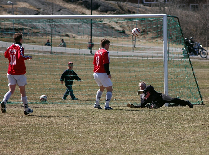 2006_0423_07.JPG - Ännu en räddning av Nyckelby's målvakt