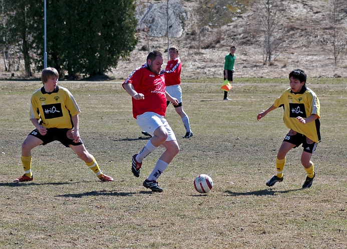 2006_0423_08.JPG - Södraspelarna täcker av passningsalternativen för Nyckelby's spelare