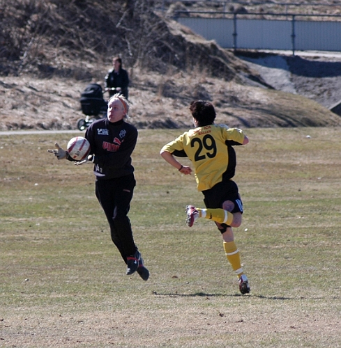 2006_0423_09.JPG - Nyckelby's målvakt hade en hel del att stå i, under matchen