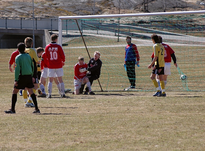 2006_0423_14.JPG - ..... i mål, vilket betyder 1-0 till Södra