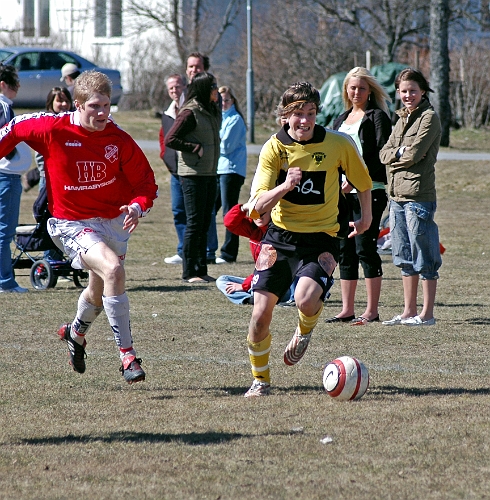 2006_0423_16.JPG - Södra's nr.19 Max Verlage stormar fram på kanten