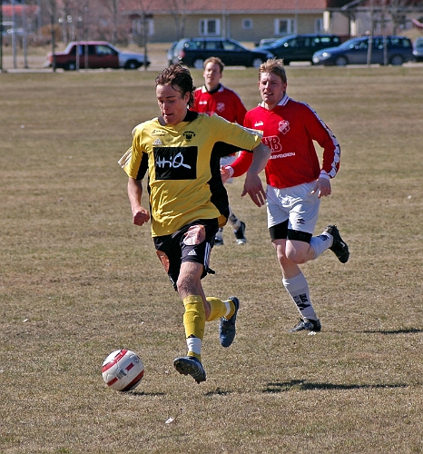 2006_0423_17.JPG - Nr.21 Sebastian Fahlberg vinner mark på mittfältet