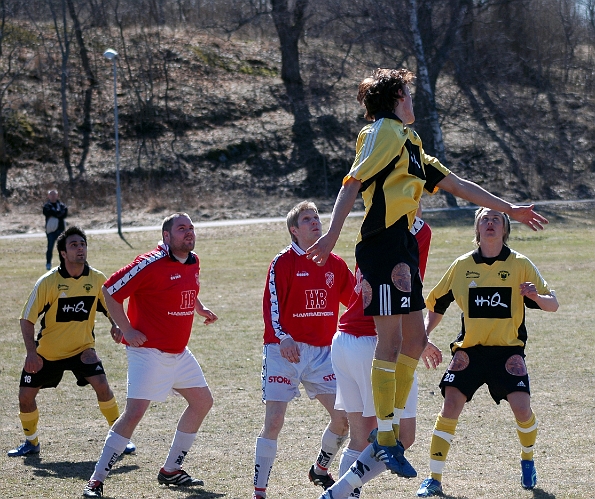 2006_0423_20.JPG - Södra's nr.21 Sebastian Fahlberg är klart högst i nickduellen