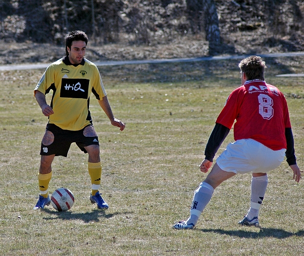 2006_0423_21.JPG - Nr.18 Arton Bekaj utmanar sin försvarare