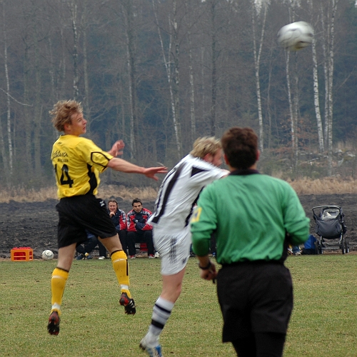 2006_0429_03.JPG - Nr.14 Jakob Fransson vinner en höjdduell på mittfältet