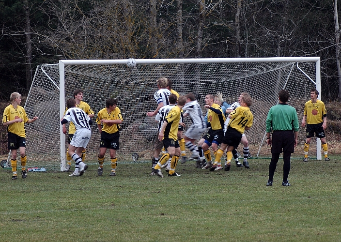2006_0429_05.JPG - Här är det nära att Surahammar tar ledningen, bollen nickas dock i ribban och södraförsvaret kan slå undan bollen