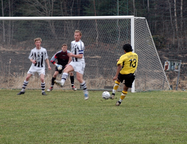 2006_0429_06.JPG - Södra kontrade genom nr.13 Jonas Hammarlund men det blev igen riktig fart på skottet