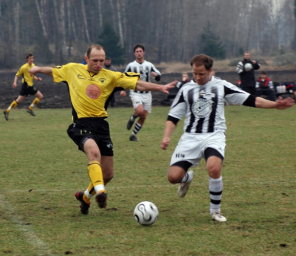 2006_0429_07.JPG - Nr.11 Edin Resulovic i närkampsspel om bollen