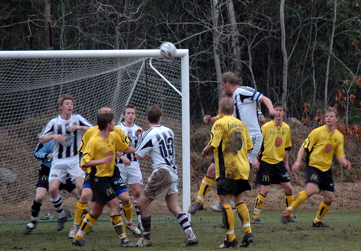 2006_0429_08.JPG - Surahammar var farliga hela tiden på fasta situationer, här nickar man in 1-0 på en hörna
