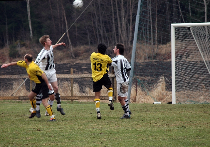 2006_0429_09.JPG - Nr.13 Jonas Hammarlund och nr.11 Edin Resulovic är framme och oroar vid Surahammars målområde