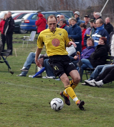 2006_0429_12.JPG - Edin Resulovic tar emot en passning