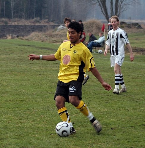 2006_0429_13.JPG - Jonas Hammarlund mottar ett inlägg