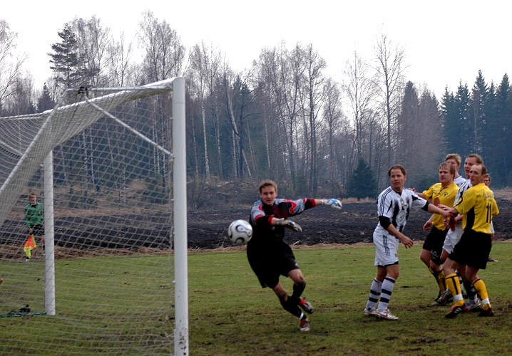 2006_0429_14.JPG - Nära ett ledningsmål för södra, en frispark från Jonas Hammarlund smiter strax utanför stolpen