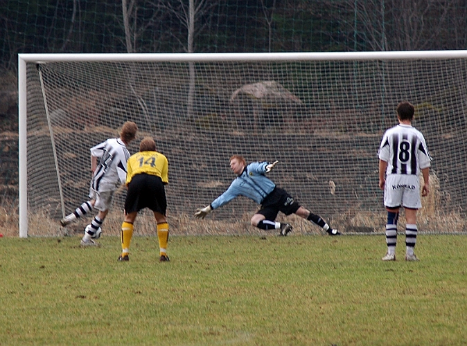 2006_0429_15.JPG - Strax därefter tilldöms Surahammar en tveksam straff som resulterade i mål, 2-1 till Surahammar