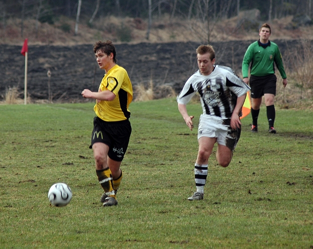 2006_0429_16.JPG - Nr.2 Niklas Larsson driver upp bollen från sin backposition