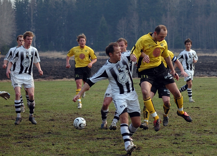 2006_0429_19.JPG - Arboga pressade på för en kvittering, trots att man bara var 10 man på plan