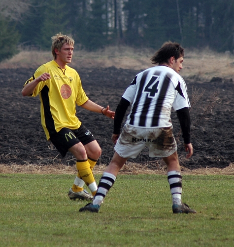 2006_0429_20.JPG - Nr.20 Dennis Jansson kom in i 2:a halvlek på högerkanten