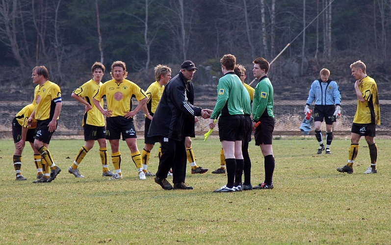 2006_0429_22.JPG - Missnöjda och nedstämda södraspelare efter att slutsignalen gått