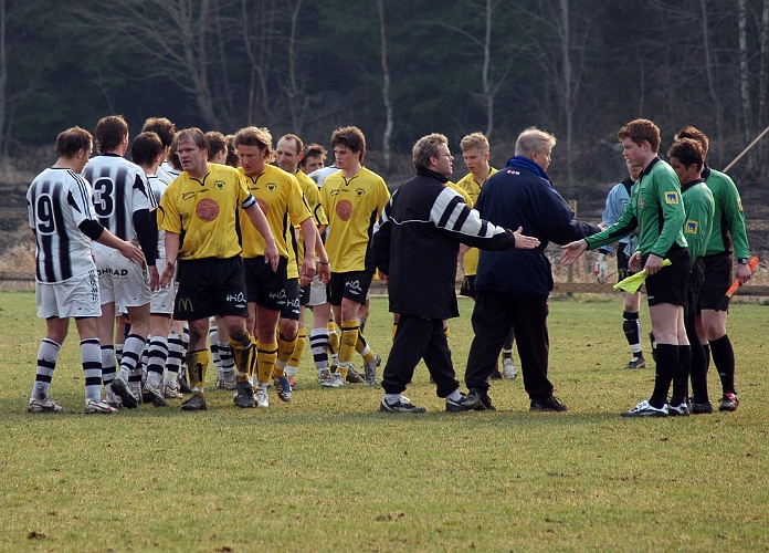 2006_0429_23.JPG - Lagen tackar varandra efter matchen